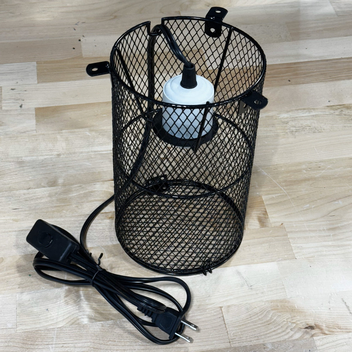 Reptile Heat Lamp Fixture with Integrated Safety Basket | Medium